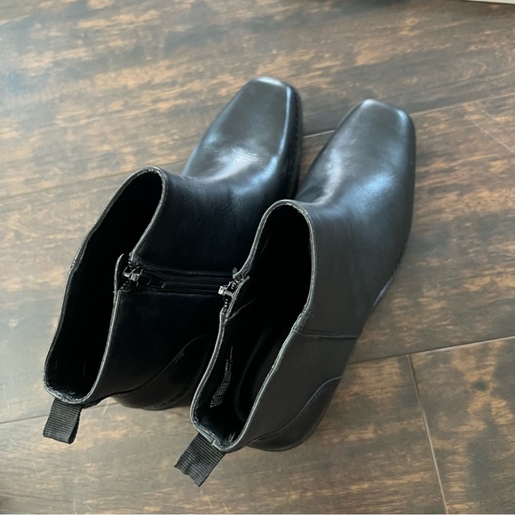 Andre Assous Milla Lug Sole Bootie NWOT - Picture 3 of 7